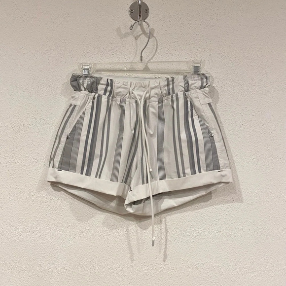 Lululemon Play All Day Short Groovy Stripe Nimbus / White Size 4 EUC - Picture 2 of 4